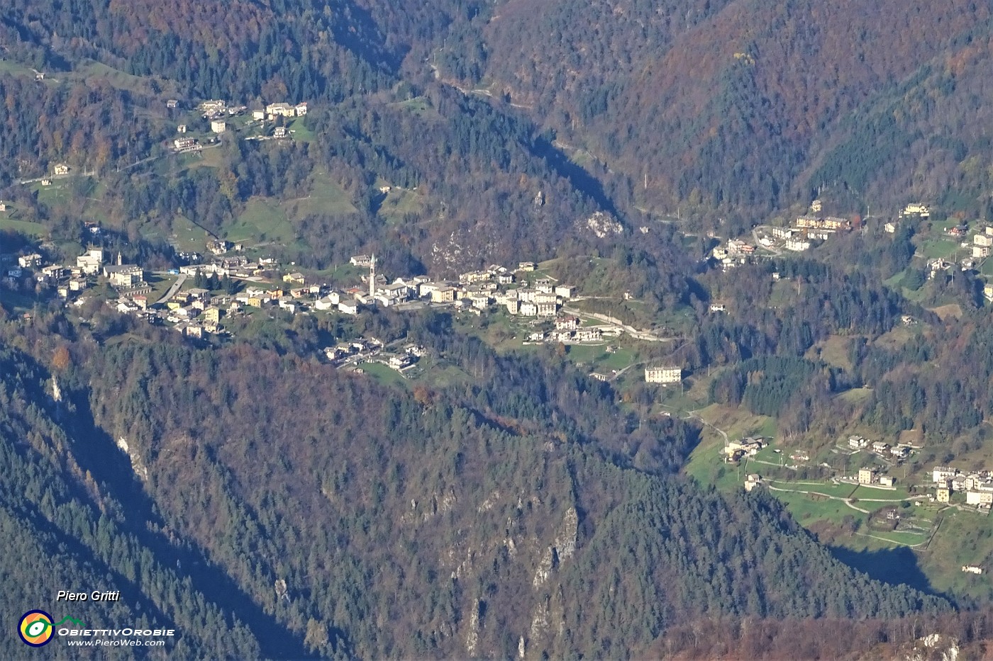 69 Maxi zoom su Santa Brigida colorata d'autunno.JPG